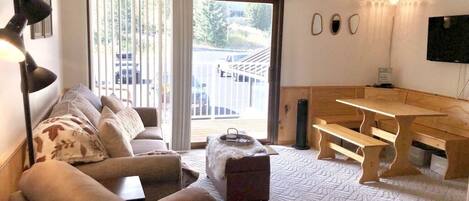 TV connectée, cheminée, jeux vidéo, lecteur de DVD