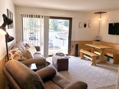 Mt Spokane updated Ski Condo WiFi, Pool & Hot Tub~sleeps 4~hike, bike, explore 