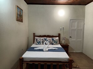 Comfort Apartment, Partial Ocean View | Iron/ironing board, free WiFi, bed sheets - La Casa de Castara (Castara)