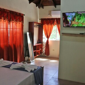 Full-size fridge, microwave, oven, toaster