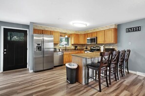 Refrigerador, parrilla de estufa, tetera eléctrica y tostadora 