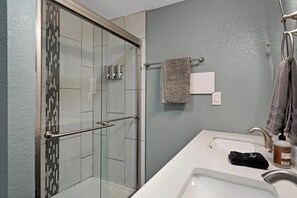 Dusche, Handtücher, Seife, Shampoo