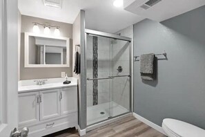 Shower, towels, soap, shampoo - It's Showtime!! Arvada Retreat w/Movie Theater (Arvada)