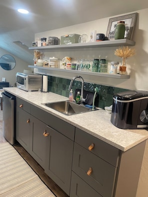 Refrigerador, microondas, cafetera y tetera y tostadora