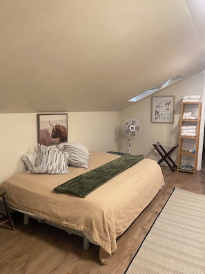 1 habitación, tabla de planchar con plancha, wifi gratis y ropa de cama