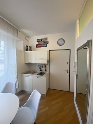 Kühlschrank, Herdplatte, Wasserkocher mit Kaffee-/Teezubehör