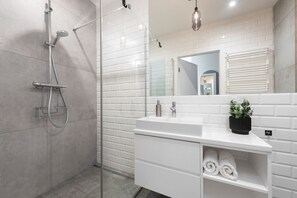 Apartemen Klasik, 2 kamar tidur, balkon, pemandangan sungai | Kamar mandi | Shower, pengering rambut, handuk, dan sabun