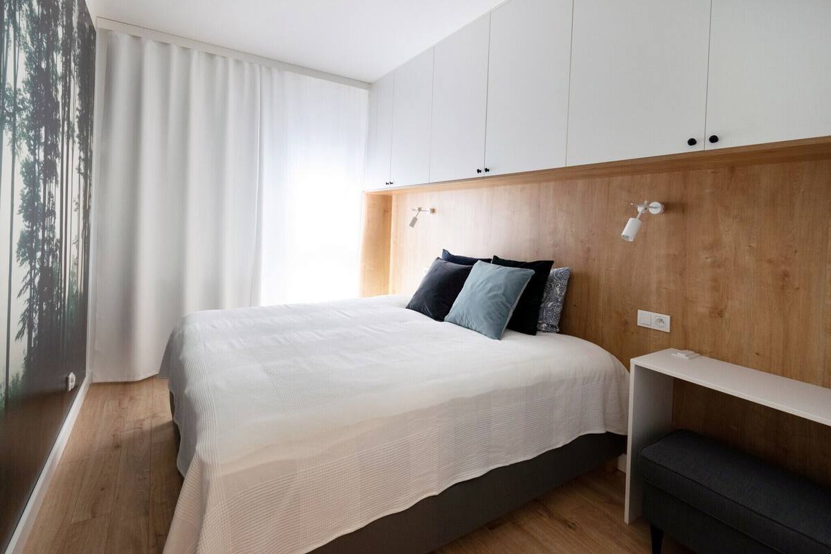 Hypo-allergenic bedding, iron/ironing board, travel crib, free WiFi