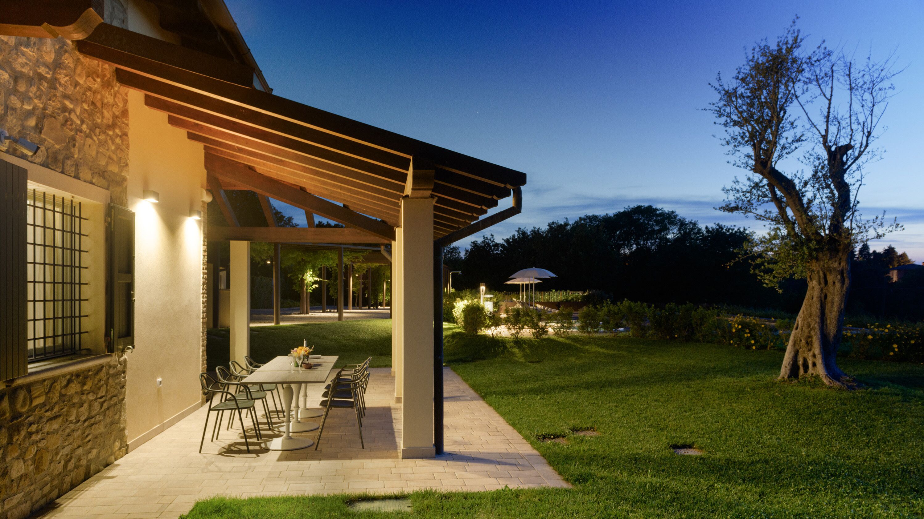 屋外ダイニングエリア