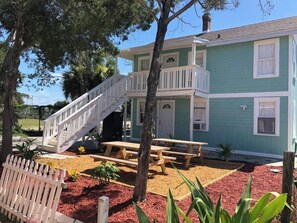 Outdoor dining - Beachside Cottage Walk 2Beach/Ocean Center PETS OK (Daytona Beach)