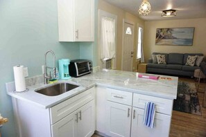 Interior - 🏝 Steps to Ocean Center| Walk to Beach & Boardwalk | PETS OK! (Daytona Beach)