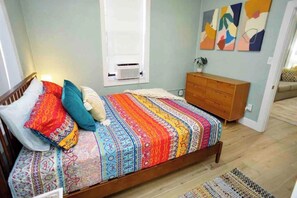 1 habitación, escritorio, tabla de planchar con plancha y cuna de viaje 