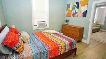 1 quarto, escrivaninha, ferros/tábuas de passar roupa, berço de viagem