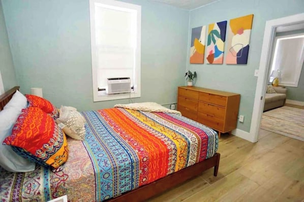 1 chambre, bureau, fer et planche à repasser, lit de bébé portatif