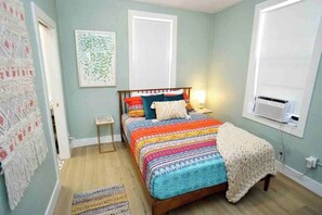 1 chambre, bureau, fer et planche à repasser, lit de bébé portatif