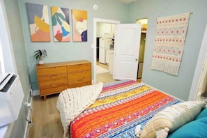 1 chambre, bureau, fer et planche à repasser, lit de bébé portatif