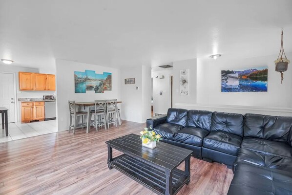 Smart TV - Large 5 bedroom * Wheat Ridge * Central * 2 Kings! (Wheat Ridge)