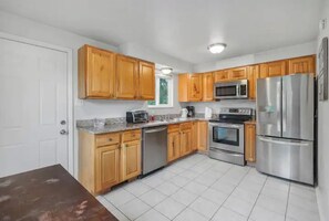 Fridge, microwave, stovetop, toaster - Large 5 bedroom * Wheat Ridge * Central * 2 Kings! (Wheat Ridge)