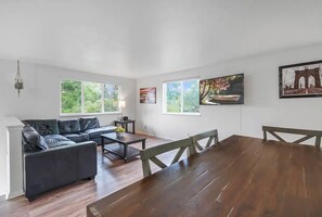 Smart TV - Large 5 bedroom * Wheat Ridge * Central * 2 Kings! (Wheat Ridge)