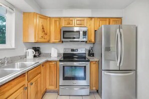 Fridge, microwave, stovetop, toaster - Large 5 bedroom * Wheat Ridge * Central * 2 Kings! (Wheat Ridge)