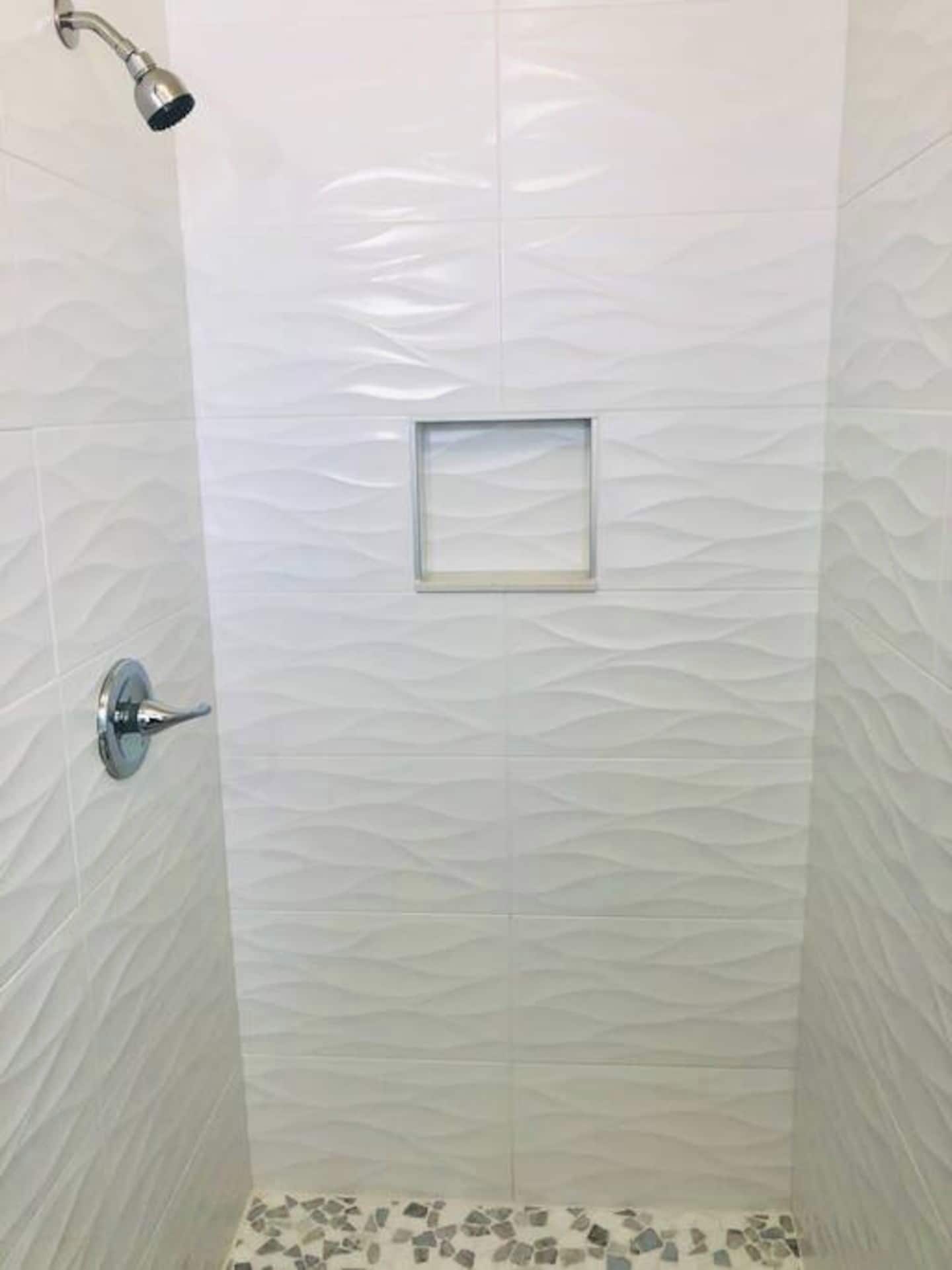 Secador de cabelo, toalhas de banho, sabonete, shampoo