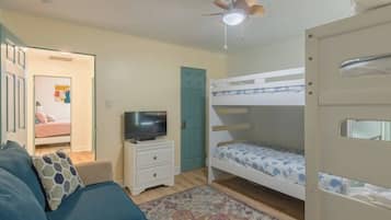 2 quartos, escrivaninha, ferros/tábuas de passar roupa, berço de viagem