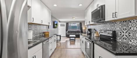 Refrigerador, microondas, parrilla de estufa y tostadora