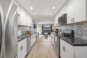 Réfrigérateur, four à micro-ondes, surface de cuisson, grille-pain