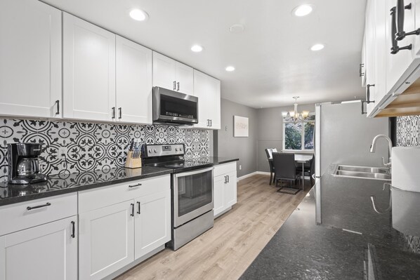 Réfrigérateur, four à micro-ondes, surface de cuisson, grille-pain