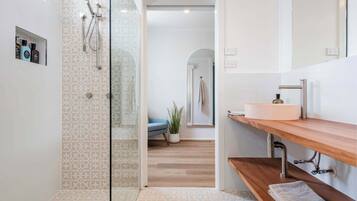 Shower, hair dryer, towels
