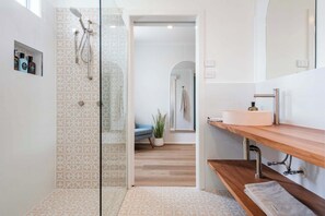 Een douche, een haardroger, handdoeken