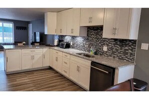 Kühlschrank, Mikrowelle, Herdplatte, Toaster