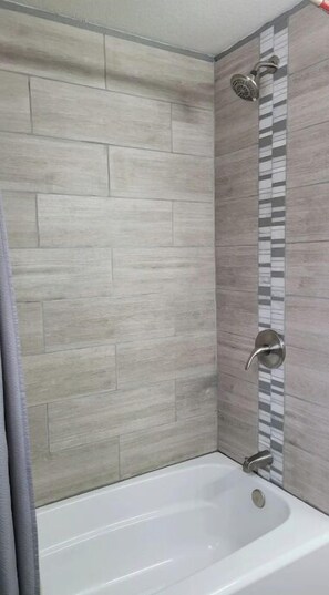 Dusche, HandtĂŒcher, Seife, Shampoo