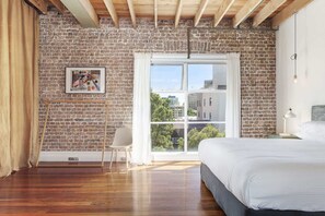 Desk, iron/ironing board, WiFi, bed sheets