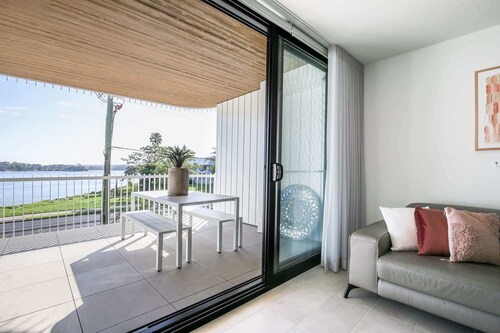 Bayfront Holiday Retreat with Parking