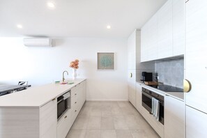 Frigorífico, microondas, horno y placa de cocina