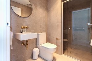 Douche, sèche-cheveux, serviettes fournies