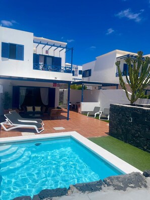Outdoor pool, a heated pool - Villa Optimist Rubicon, private pool, WIFI, sea views (PLAYA BLANCA)