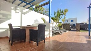 Outdoor dining - Villa Optimist Rubicon, private pool, WIFI, sea views (PLAYA BLANCA)