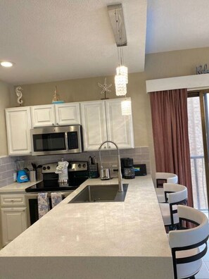 Réfrigérateur, micro-ondes, four, plaque de cuisson