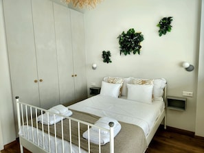 2 bedrooms, iron/ironing board, WiFi, bed sheets - Sky Apt Unique, Spotless, 2BR, 2BA, Stunning View (Dafni)