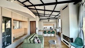Un salon moderne avec un canapé, une table basse et une cheminée.
