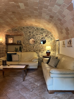 8 habitaciones, tabla de planchar con plancha y cuna de viaje 