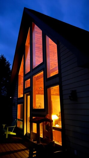 Exterior - Meet Bessie, your upscale cabin at the lake. (Davis)