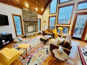 Smart TV, fireplace, books - Meet Bessie, your upscale cabin at the lake. (Davis)