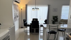 A modern kitchen with a dining area, a large window, and a ceiling vent. - Privado, Zona segura y cercana a Puentes Internacionales y Consulado.  (Ciudad Juárez)