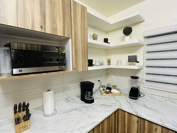 Geladeira, micro-ondas, fogão, cooktop