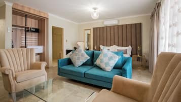 Executive kamer | Een kluis op de kamer, een bureau, een strijkplank/strijkijzer