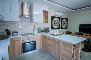 Leopard Presidential Suite | Living area | Smart TV - Lefa Boutique Hotel (Rustenburg)