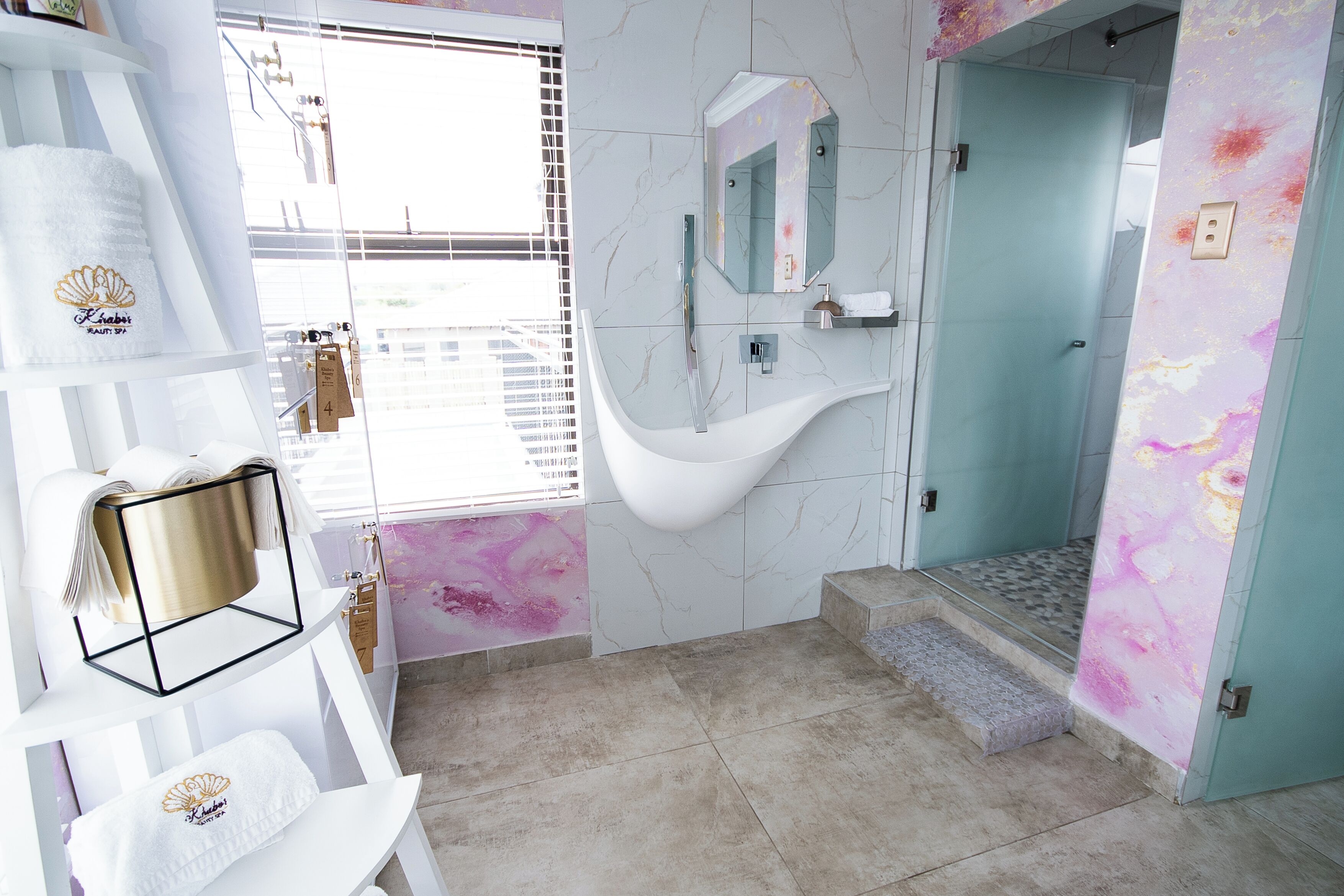 Un baño moderno con una bañera independiente, un tocador con espejo y una zona de ducha.
